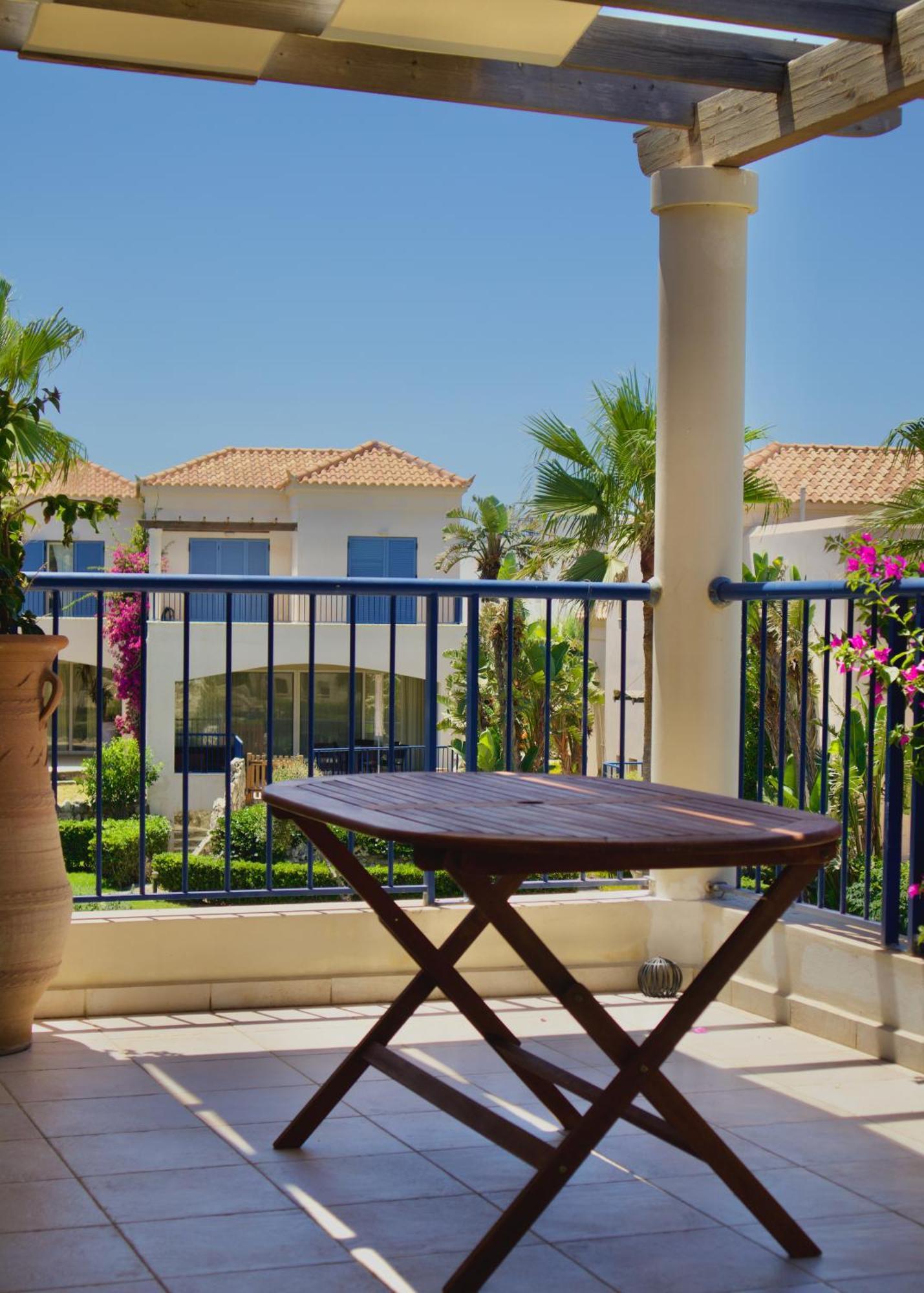Resitour - Aphrodite Beachfront Pirgos Psilonerou Bilik gambar